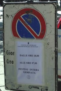 (dalle 18 alle 7 non si parcheggia, dalle 7 alle 18 si parcheggia e si transita!)