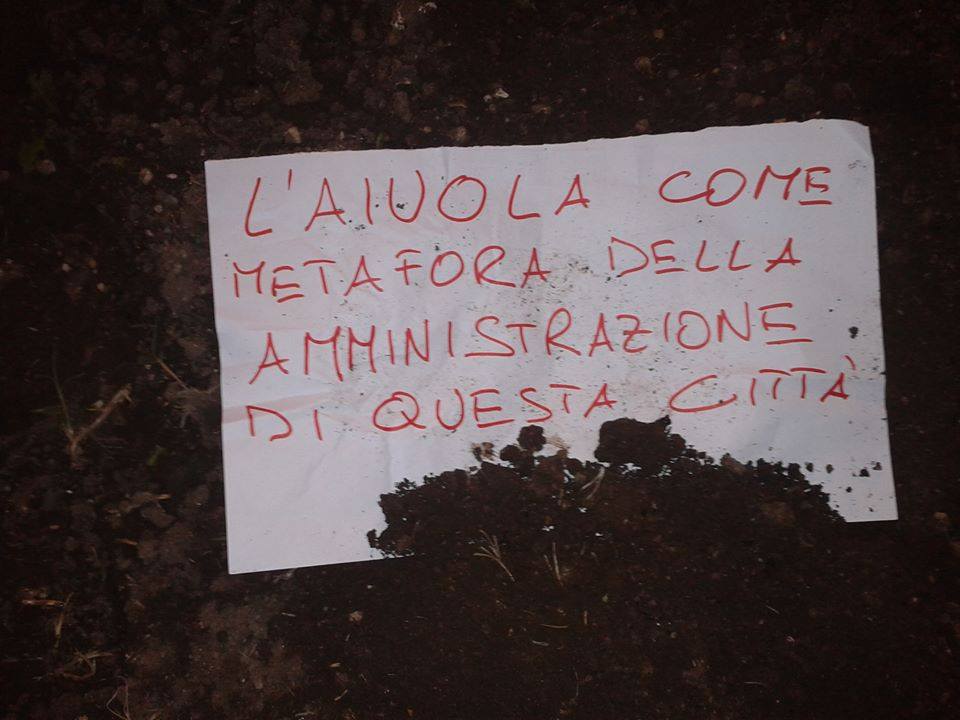 Messaggio lasciato da un cittadino nelle aiuole divelte.